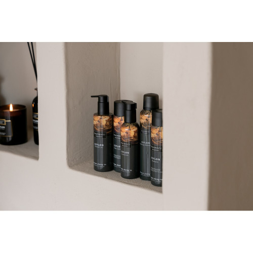 Pieniący się żel pod prysznic TREATMENTS Czarny VTR09-03 (1)