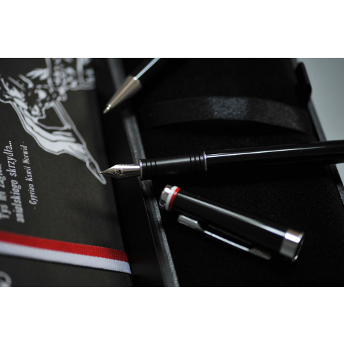 Pióro wieczne EXO Husaria Polska, czarny korpus, motyw flagi, wykończenia chromowane, etui Husaria Czarny EXP1020.HPCTFP-CZ (4)