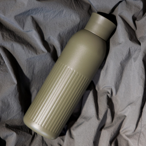Sagaform Tekla Push stalowa butelka z zakrętką (z recyklingu) 500 ml Dried Green LT52134-N0049 (3)