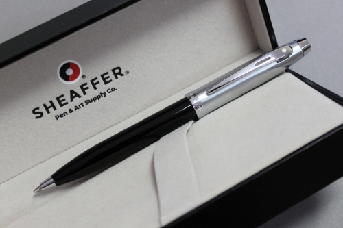 Długopis Sheaffer kolekcja 100, czarny/chrom, wykończenia chromowane, etui prezentowe czarny EXP9313BP-CZ (1)