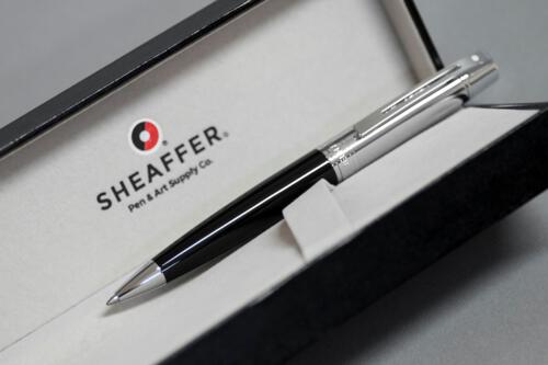 Długopis Sheaffer kolekcja 300, czarny/chrom, wykończenia chromowane, etui prezentowe czarny EXP9314BP-CZ (3)