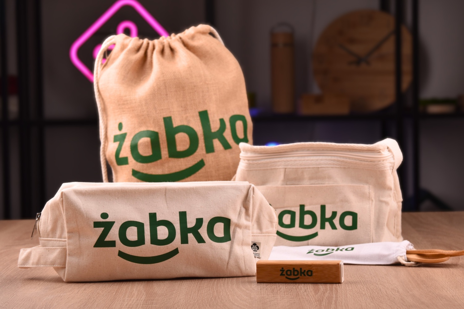 Ekologiczne gadżety reklamowe z misją. Jak stworzyliśmy eko-zestaw na Żabka Expo? [Case Study]