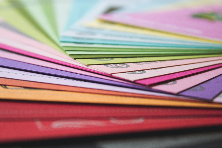 Czy teczki reklamowe to zbyteczny dodatek, czy podstawy elegancji?