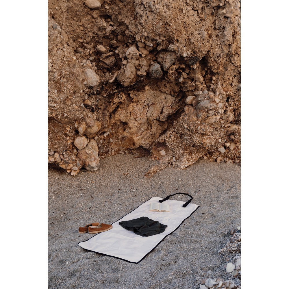 Mata plażowa VINGA Volonne AWARE™, płótno z recyklingu Czarny VG538-02 (4)