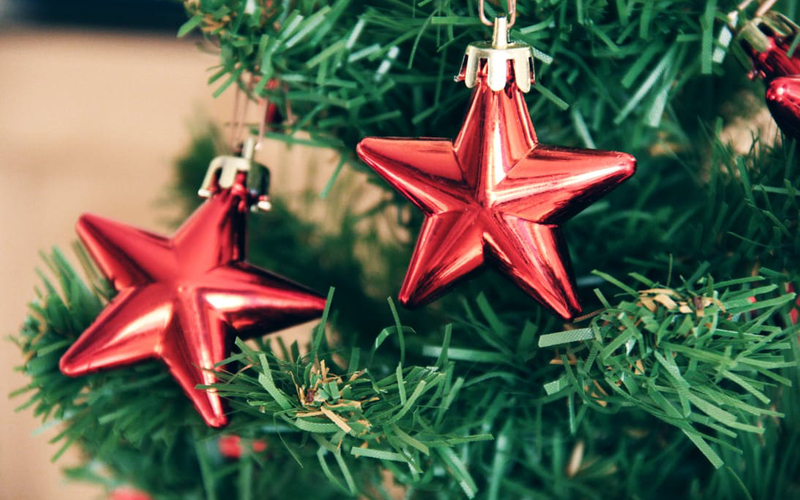 Stwórz klimat świąt Bożego Narodzenia w swoim biurze – kilka pomysłów na świąteczne dekoracje firmowe.