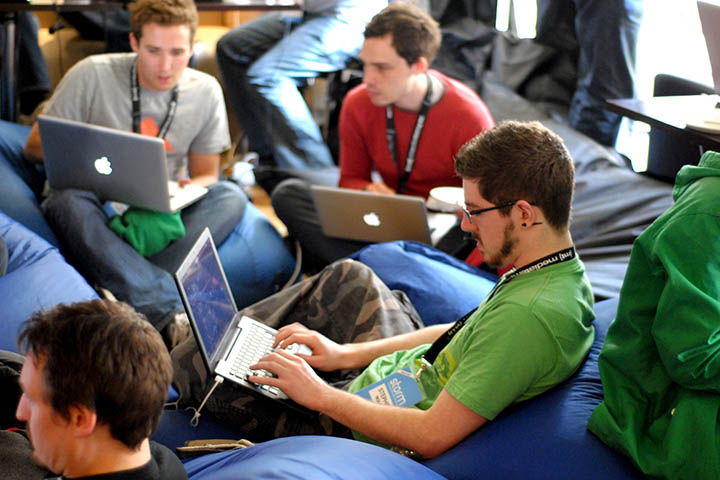 Dlaczego smycze z logo twojej firmy to tak dobry gadżet reklamowy