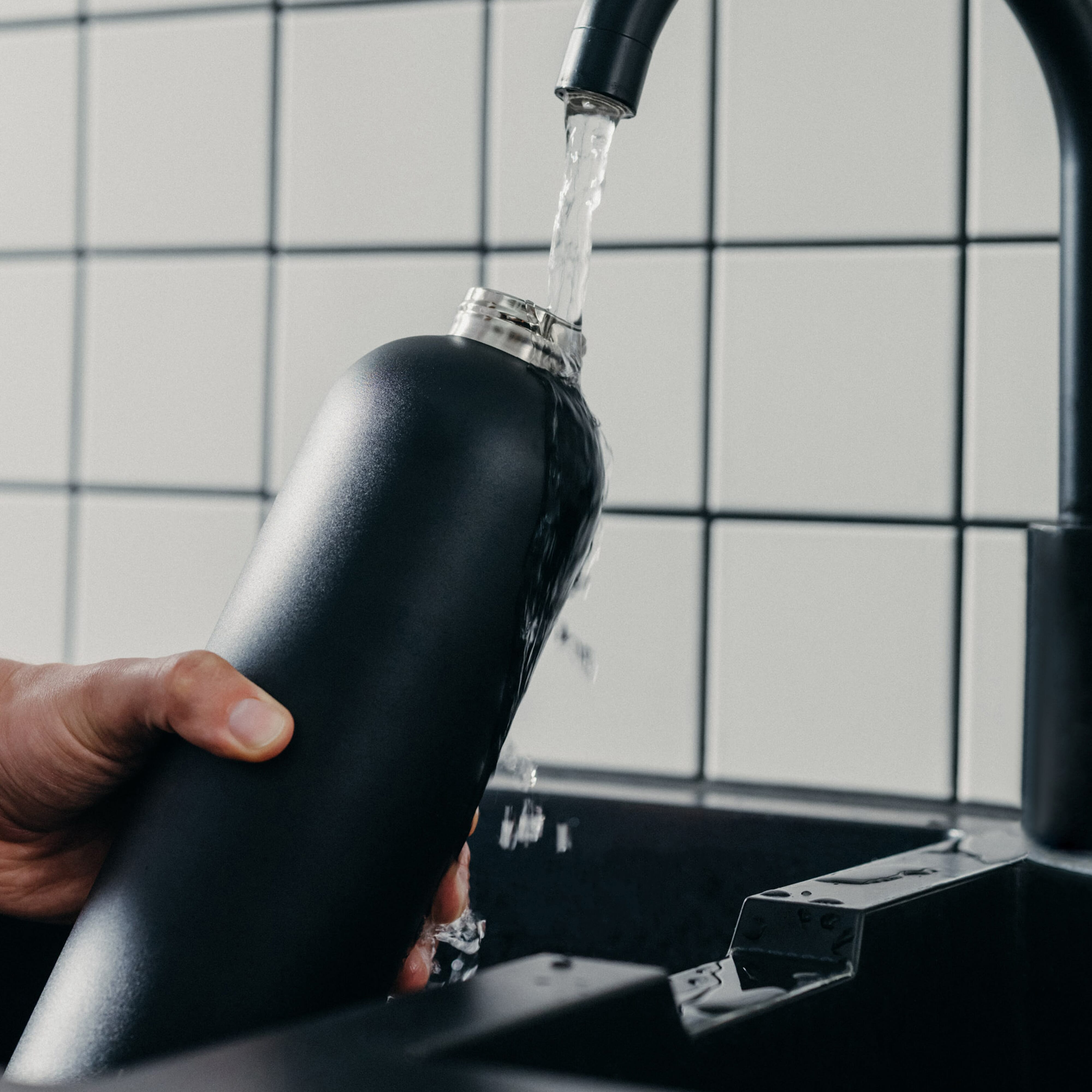 Butelka ze stali nierdzewnej Waterdrop ze stalową nakrętką 600 ml Czarny LT47001-N0002 (9)
