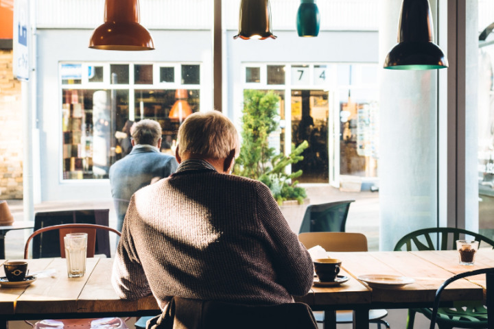 Podarunki dla starszych osób – sprawdzone sposoby na wybór