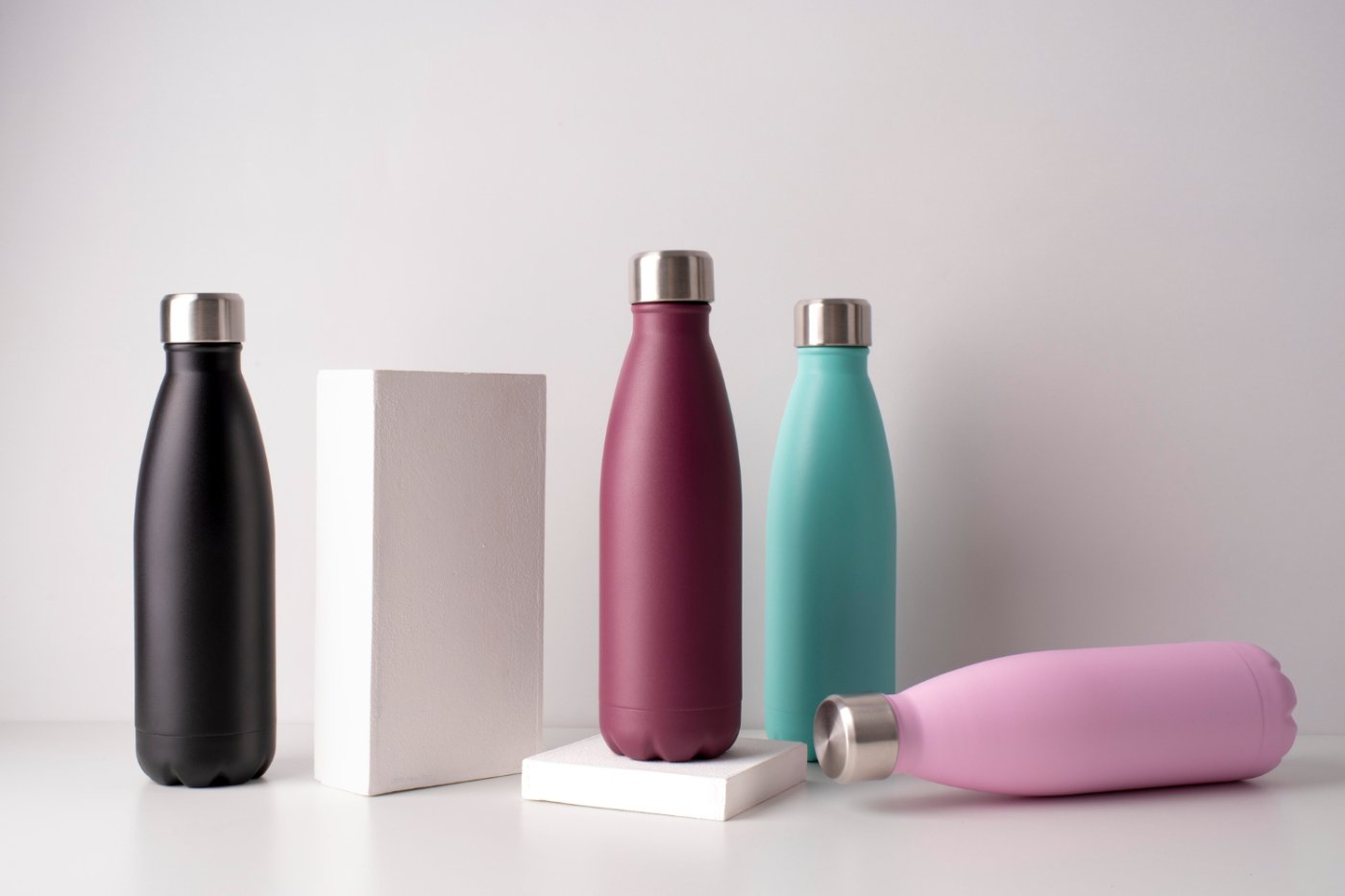 Butelki z nadrukiem a ekologia. Dlaczego stawianie na wielokrotną używalność jest ważne w kampaniach reklamowych?