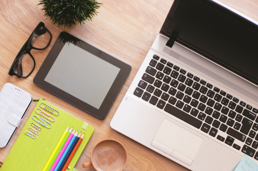 Gadżety na biurko w pracy – proponujemy przydatne akcesoria na prezent