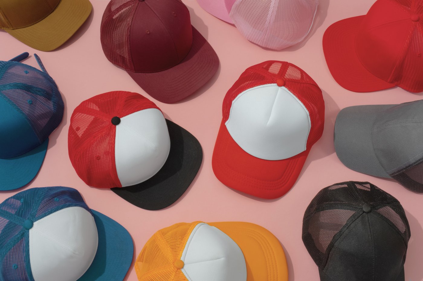 Rodzaje czapek reklamowych, które świetnie nadają się do znakowania