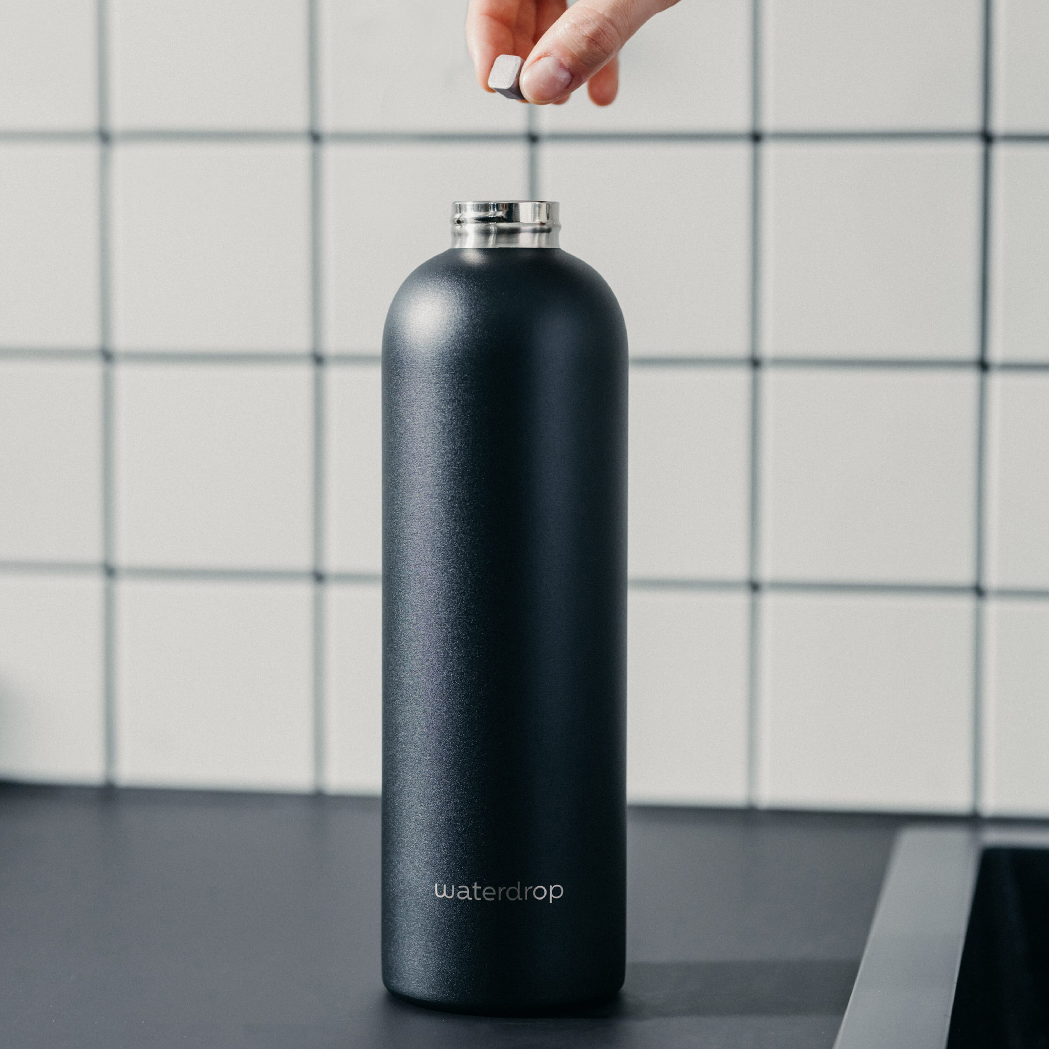 Butelka ze stali nierdzewnej Waterdrop ze stalową nakrętką 600 ml Czarny LT47001-N0002 (2)